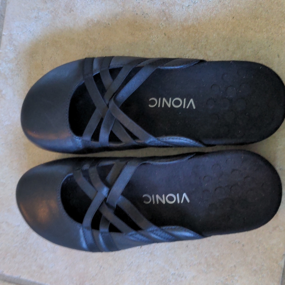 Vionic slip on black shoes size 8